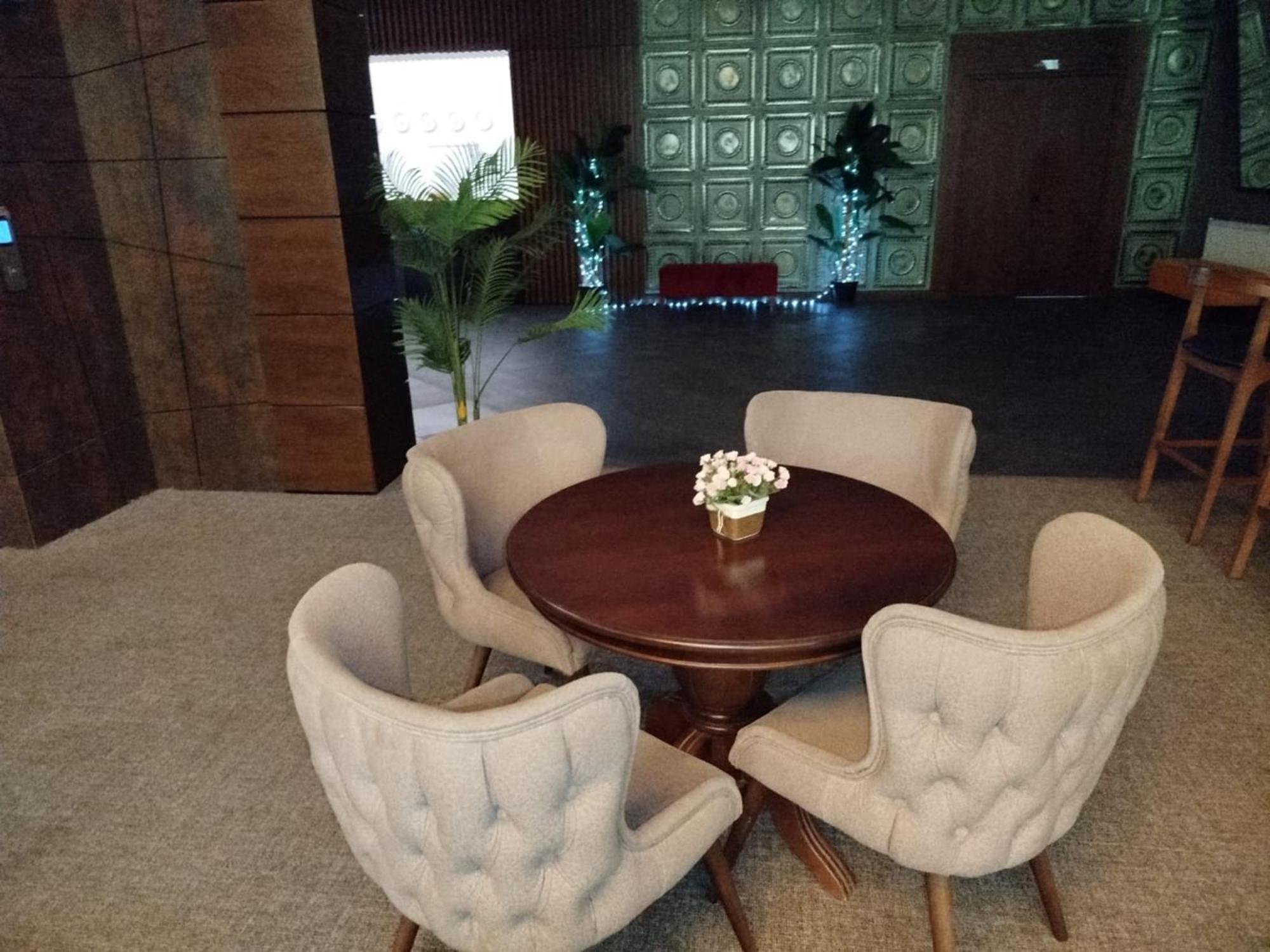 Green Tower Hotel ティビリシ エクステリア 写真