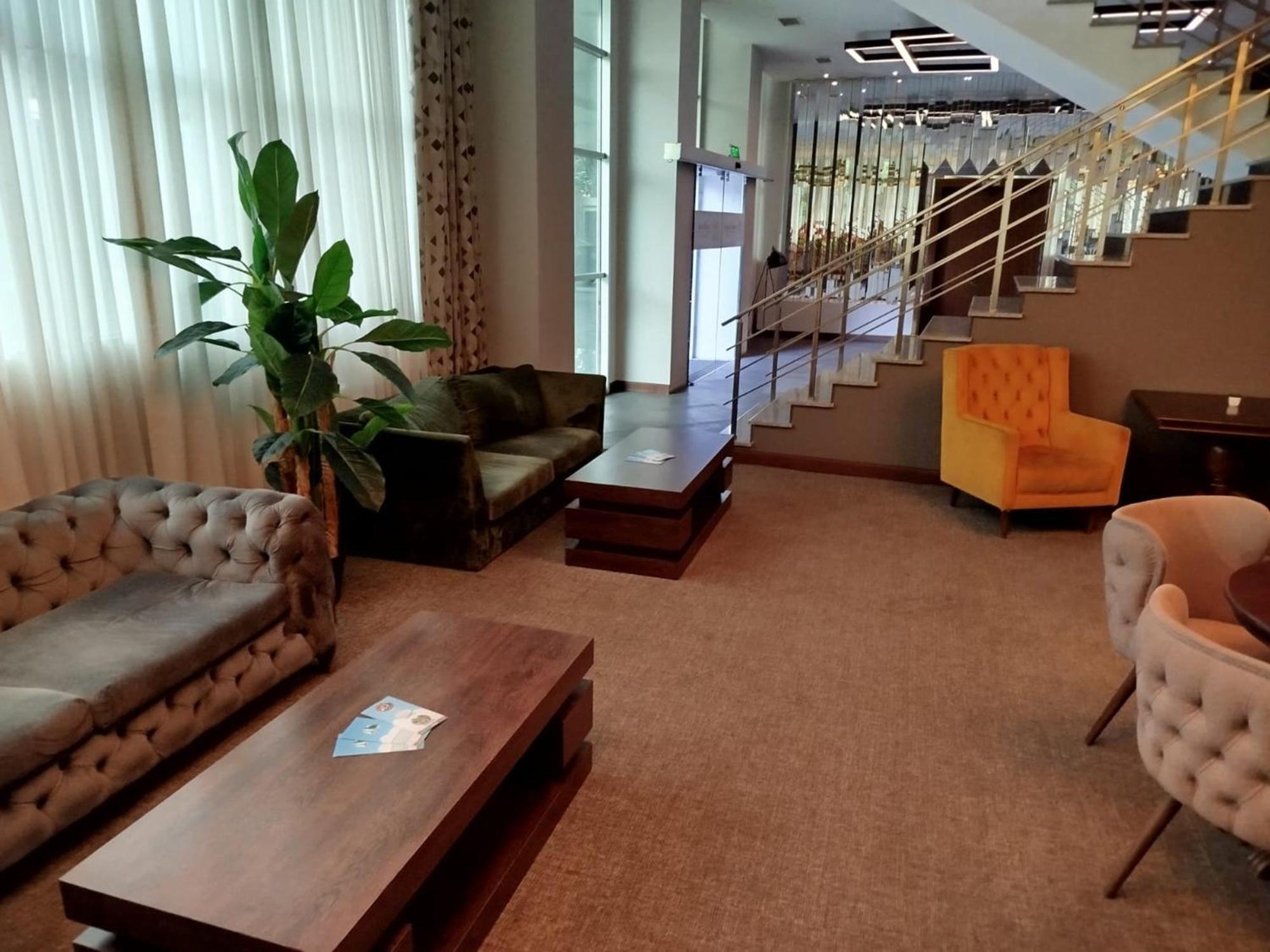 Green Tower Hotel ティビリシ エクステリア 写真